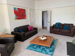 Beach Front 2-bed Apartment With Deck & BBQ