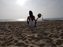 Beach Front 2-bed Apartment With Deck & BBQ