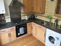 Beach Front 2-bed Apartment With Deck & BBQ