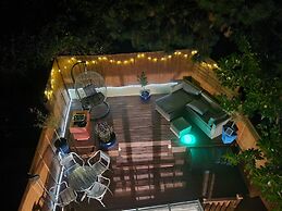 Beach Front 2-bed Apartment With Deck & BBQ