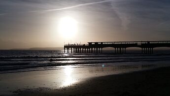 Beach Front 2-bed Apartment With Deck & BBQ