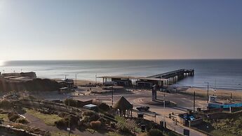 Beach Front 2-bed Apartment With Deck & BBQ