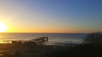 Beach Front 2-bed Apartment With Deck & BBQ