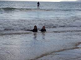 Beach Front 2-bed Apartment With Deck & BBQ