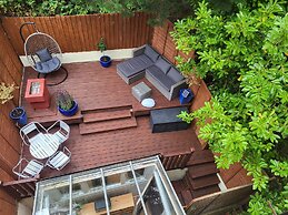 Beach Front 2-bed Apartment With Deck & BBQ