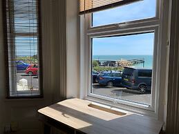 Beach Front 2-bed Apartment With Deck & BBQ