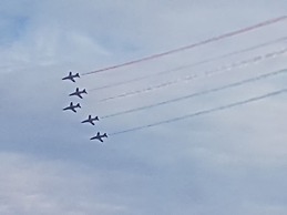 Beach Front 2-bed Apartment With Deck & BBQ