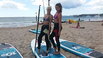 Beach Front 2-bed Apartment With Deck & BBQ