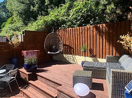 Beach Front 2-bed Apartment With Deck & BBQ