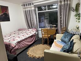 Private Studio Flat Great Location in Manchester