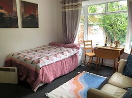 Private Studio Flat Great Location in Manchester