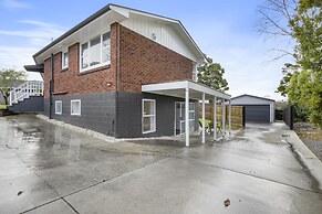 Bright 3-Bedroom Unit - WiFi & Parking