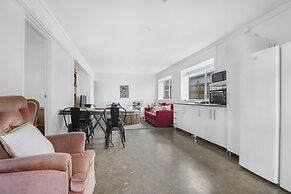 Bright 3-Bedroom Unit - WiFi & Parking