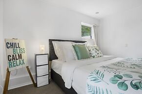 Bright 3-Bedroom Unit - WiFi & Parking