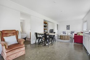 Bright 3-Bedroom Unit - WiFi & Parking