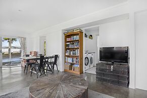 Bright 3-Bedroom Unit - WiFi & Parking