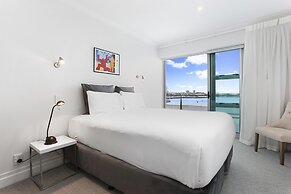 Light and spacious w incredible harbour views