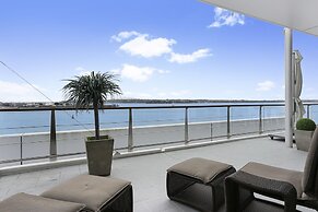 Light and spacious w incredible harbour views