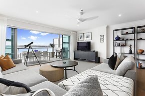 Light and spacious w incredible harbour views