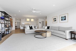 Light and spacious w incredible harbour views