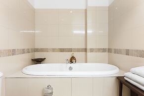 Light and spacious w incredible harbour views