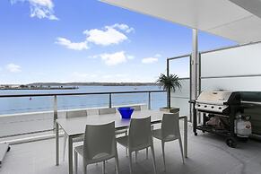 Light and spacious w incredible harbour views