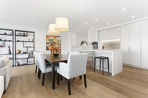 Light and spacious w incredible harbour views