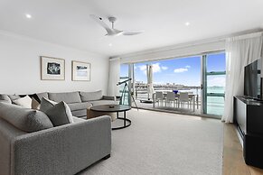 Light and spacious w incredible harbour views