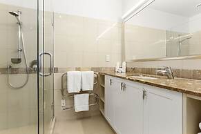 Light and spacious w incredible harbour views