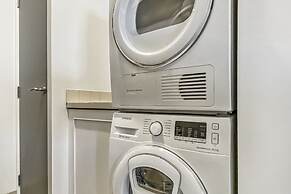 Light and spacious w incredible harbour views