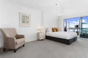 Light and spacious w incredible harbour views