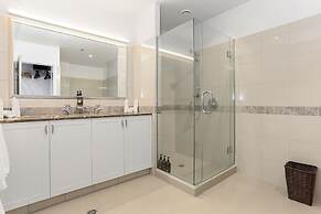 Light and spacious w incredible harbour views