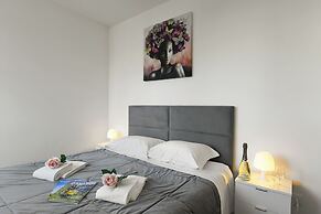 Santi Apartment Few Min From Lake