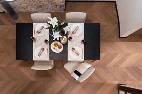 Arts & Crafts Apartments