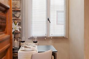 Arts & Crafts Apartments