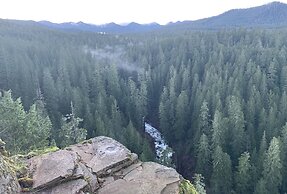 River House Retreat 2 Bedroom Home by Redawning