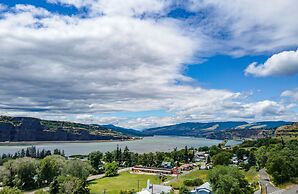 Point Lyle 3 Bedroom Home by RedAwning