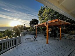 Point Lyle 3 Bedroom Home by RedAwning