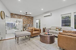 High-end Modern Villa Spa Pool & Views