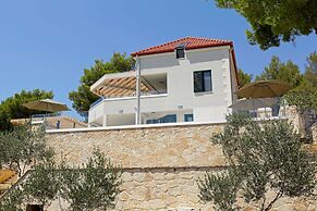 Beachfront villa Senses for 12 in Milna