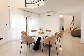 Beachfront villa Senses for 12 in Milna