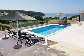 Beachfront villa Senses for 12 in Milna