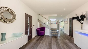 Luxurious Villa With Hot Tub