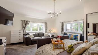 Luxurious Villa With Hot Tub