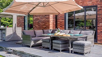 Luxurious Villa With Hot Tub