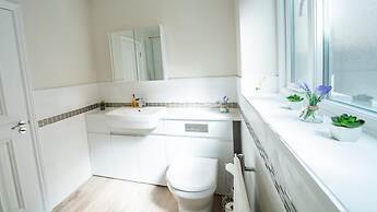 South Quay Apartment - 2 Bedrooms - 2 Bathrooms