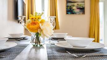 Queens Townhouse - 3 Bedrooms - Pets - Parking