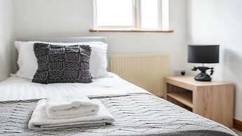 Queens Townhouse - 3 Bedrooms - Pets - Parking