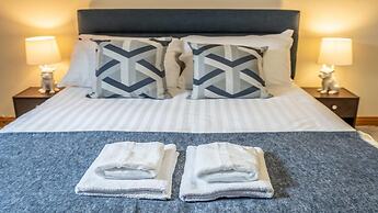 Queens Townhouse - 3 Bedrooms - Pets - Parking