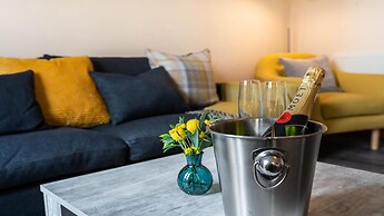 Queens Townhouse - 3 Bedrooms - Pets - Parking